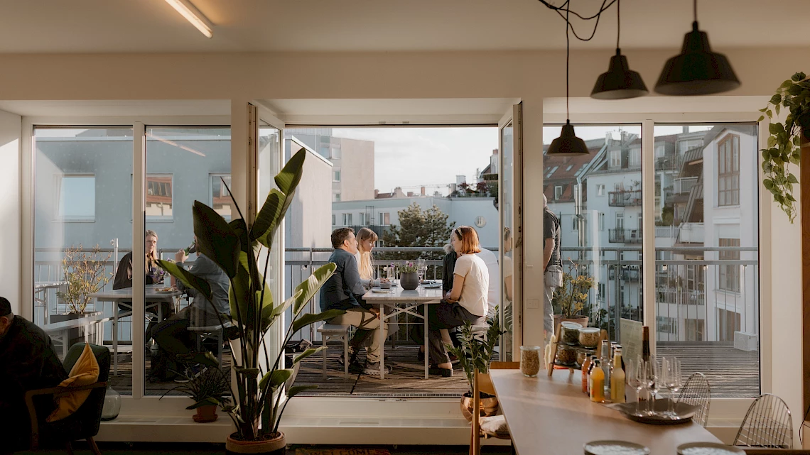 Sommerfest in München: Gemütliches Networking auf der Dachterrasse