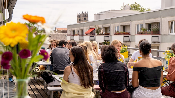 Networking beim Sommerfest im Münchner Glockenbachviertel