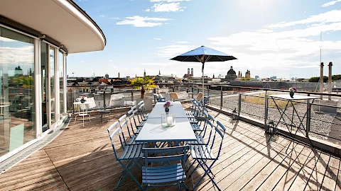 Traumhafte Sommerfest Location mit Ausblick auf die Münchner Sehenswürdigkeiten