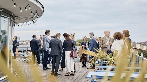 Networking auf der Dachterrasse unserer Sommerfest Location in München