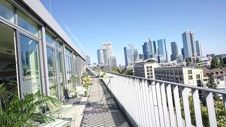 Sunshine on the roof terrace of the summer party location in Frankfurt's Westend
