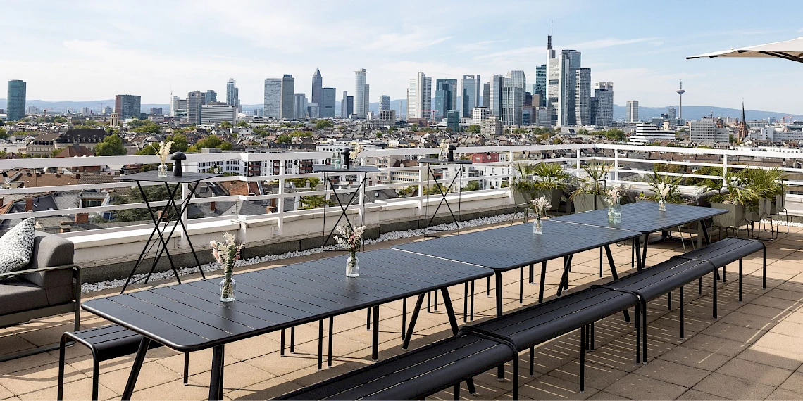 Weitläufige Dachterrasse der Eventlocation Frankfurt Sachsenhausen