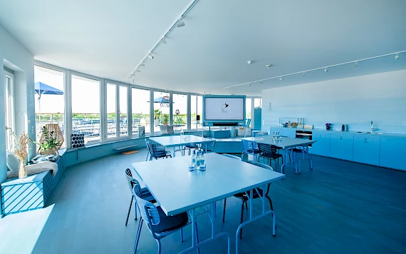 OutOfOffice location on Munich's Eisbach river in surfer style