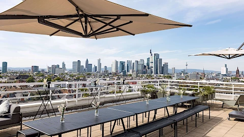 Dachterrasse der Eventlocation Sachsenhausen mit Ausblick auf die Frankfurter Skyline