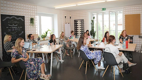 Eventlocation Glockenbachviertel: Lichtdurchfluteter Arbeitsbereich für Workshops und Meetings