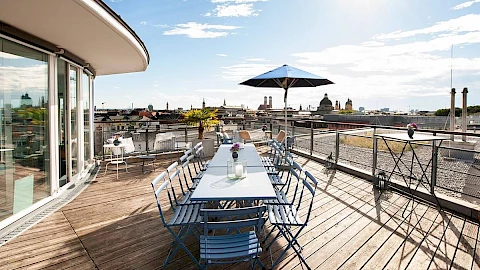 Dachterrasse der Location Eisbach mit Blick auf die Münchner Sehenswürdigkeiten