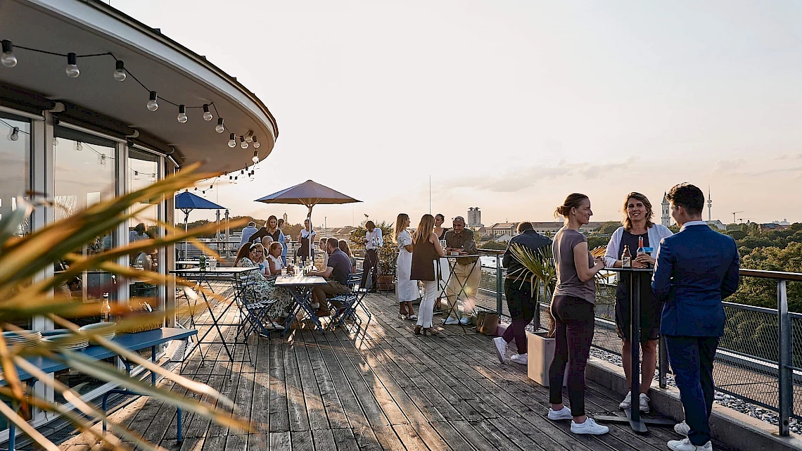 Sommerfeier auf der Dachterrasse München des OutOfOffice Eisbach