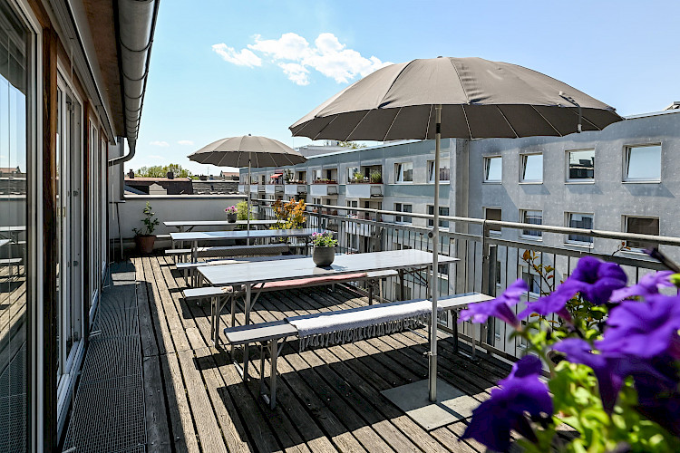 Sonnige Dachterrasse im M&uuml;nchner Glockenbachviertel mit Sonnenschirme