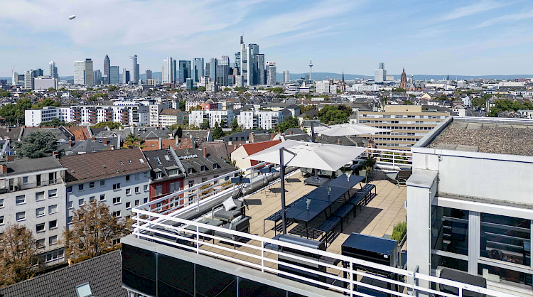 Weitl&auml;ufige Frankfurter Dachterrasse mit wundervollem Ausblick