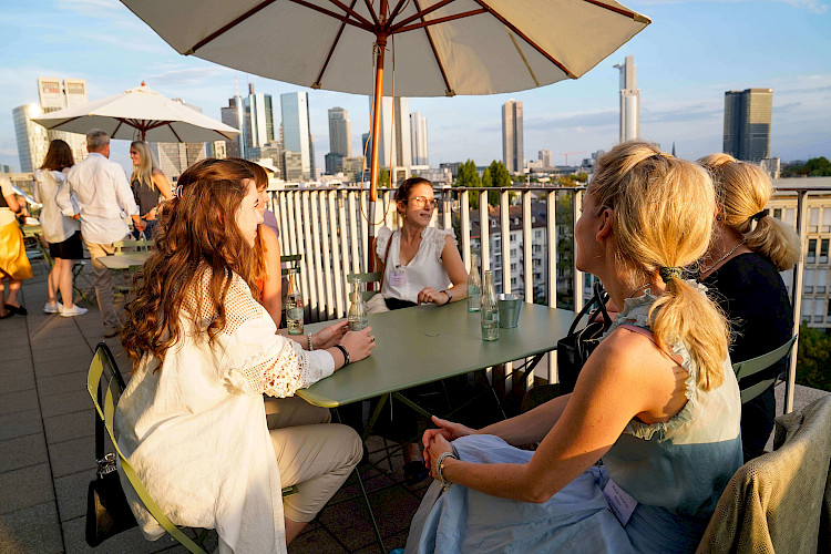 Afterwork auf der Frankfurter Dachterrasse im Westend