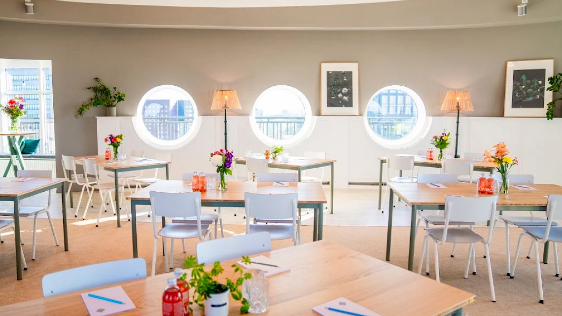 Breakout setting in the Hamburg event location with porthole windows