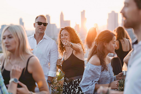 Au&szlig;ergew&ouml;hnlicher Ort zum Geburtstag feiern auf der Dachterrasse OutOfOffice Sachsenhausen Frankfurt