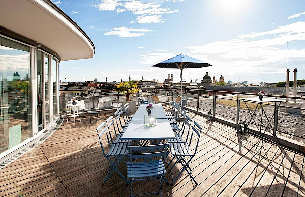 A unique spot to celebrate a birthday on the rooftop terrace at OutOfOffice Eisbach in Munich