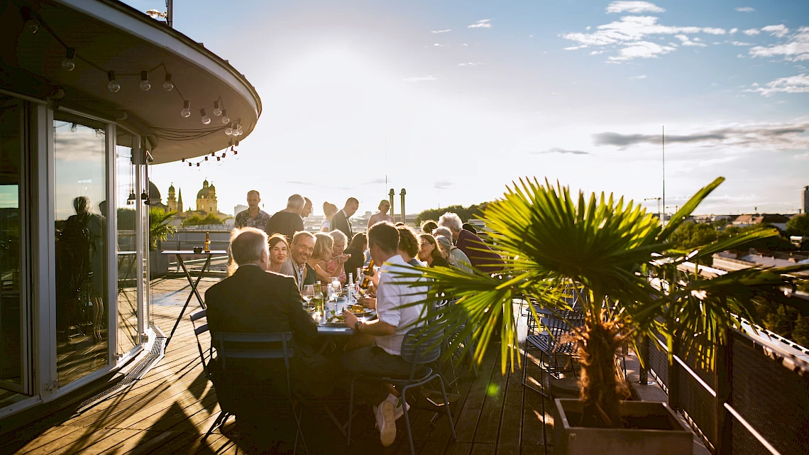 Birthday party in Munich on the rooftop terrace in the sunshine