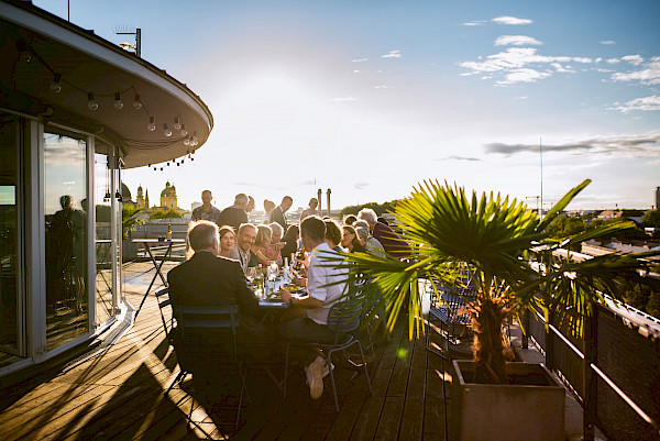 Birthday party in Munich on the rooftop terrace in the sunshine
