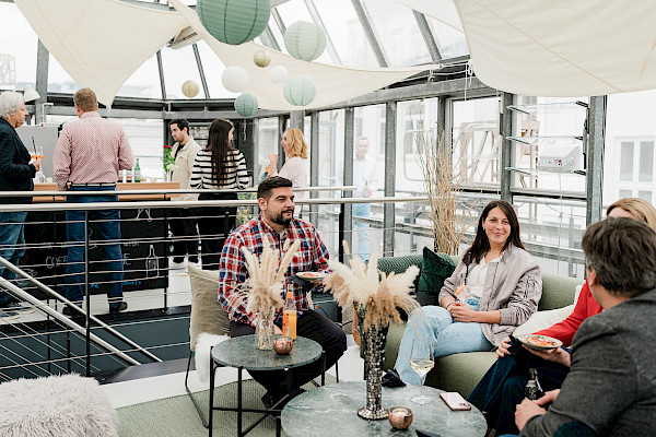 Birthday venue in Stuttgart with a light-filled winter garden and a beverage bar