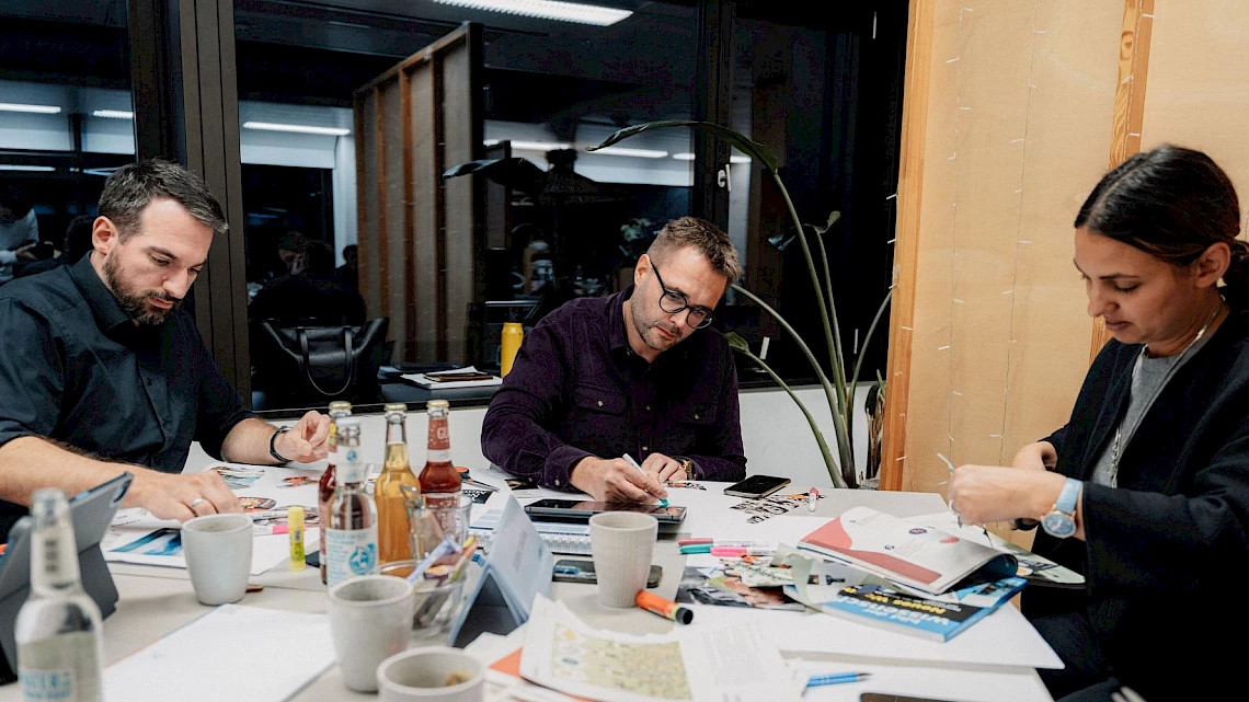 Teilnehmer bei einer kreativen Art-Night als Teambuilding-Event