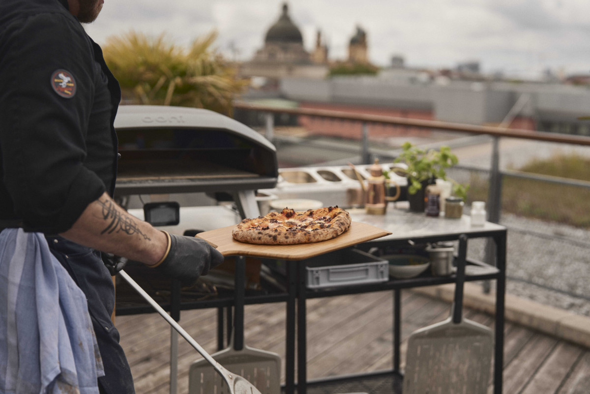 Frisch gebackene Pizza bei einem Create-your-own-Teambuilding Idee auf der Dachterrasse