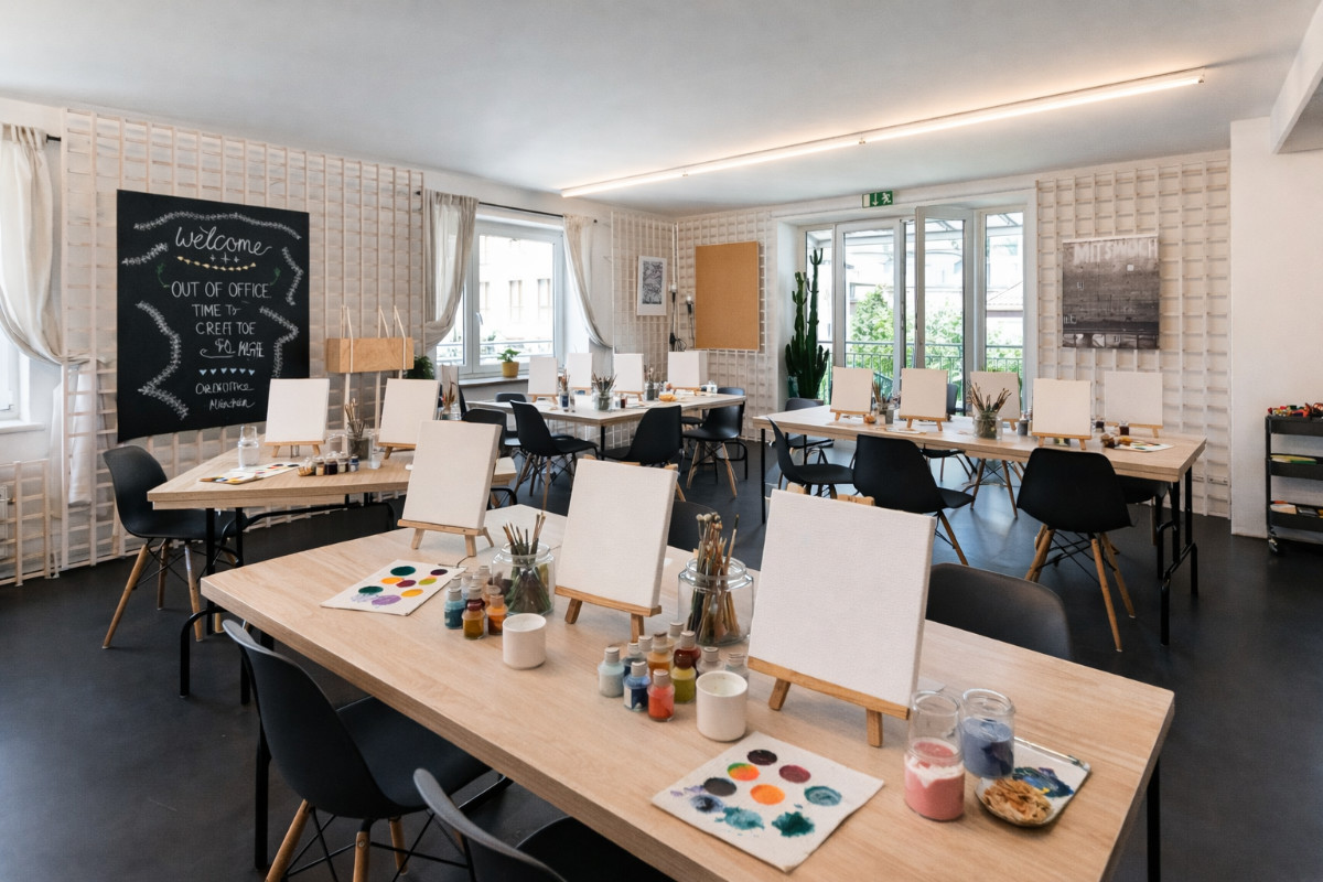 Vorbereitete Leinw&auml;nde und Farben f&uuml;r eine kreative Art-Night Teambuilding Idee im Team