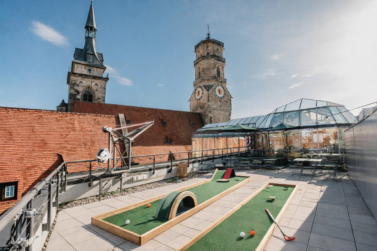 Minigolf-Parcours als Teambuilding Idee auf der Dachterrasse einer Eventlocation in Stuttgart