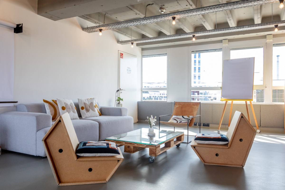 Lounge area for relaxed planning and conversations during a corporate event