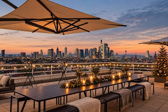 Weihnachtsfeier in Frankfurt in Location mit Dachterrasse und Skyline Blick