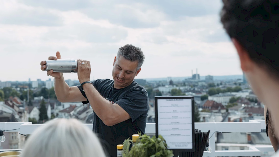 Barkeeper beim Cocktail Workshop auf der Dachterrasse von OutOfOffice in Frankfurt