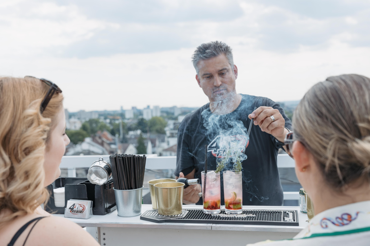 Showbarkeeper bereitet rauchende Cocktails bei einem Teamevent in Frankfurt zu