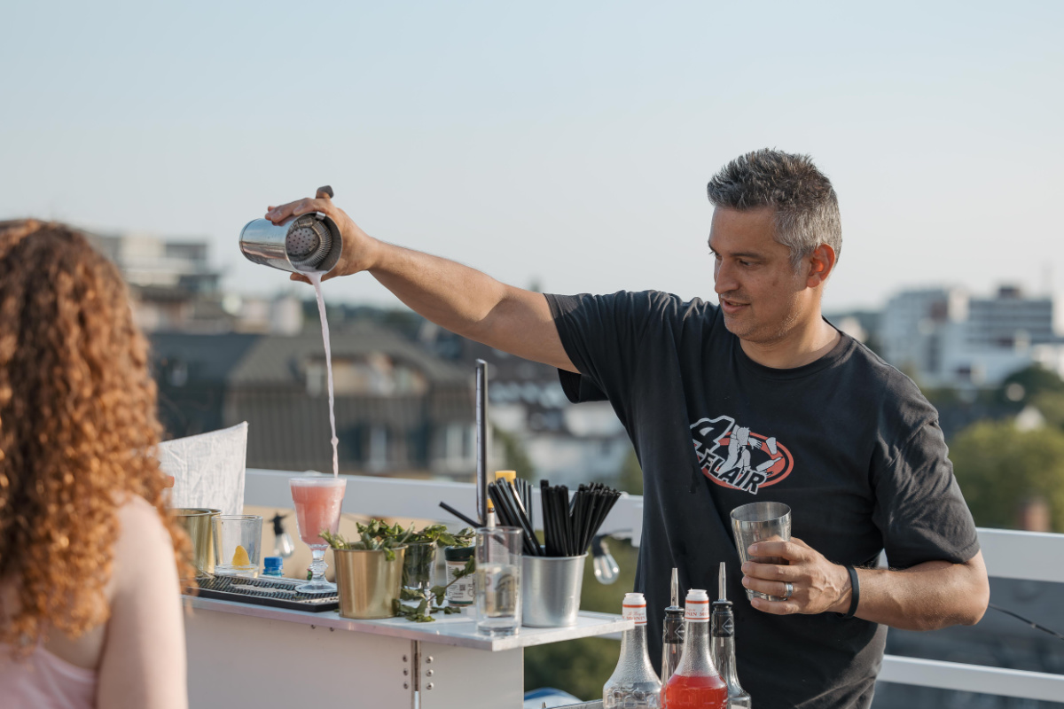 Barkeeper mixt einen Cocktail w&auml;hrend eines Teamevents bei OutOfOffice Frankfurt