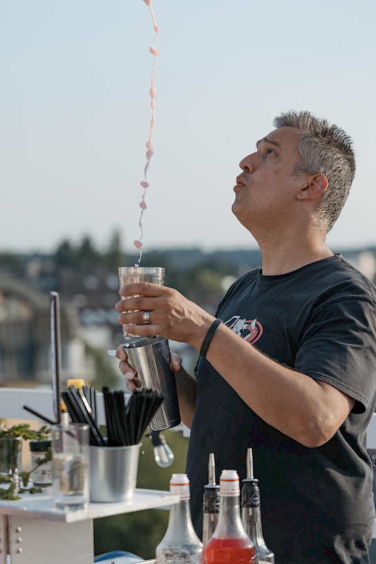 Showbarkeeper bei einer Barshow mit Cocktail auf der Dachterrasse von OutOfOffice