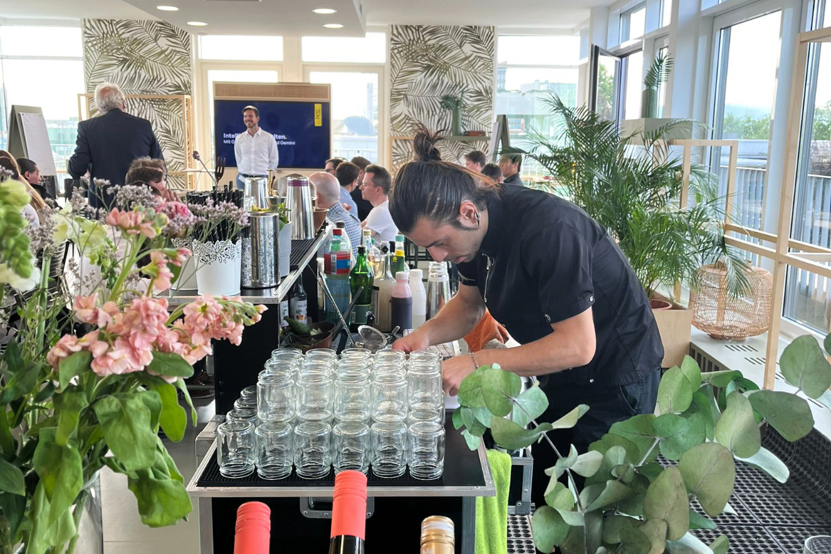 Cocktail Workshop mit mobiler Bar und G&auml;sten in einer OutOfOffice Eventlocation